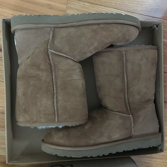 Like New Ugg Classic Short Boots - Picture 1 of 7